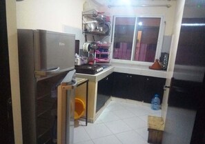 Fridge, stovetop, cookware/dishes/utensils - Hay Adrar apartment 20 min from the beach 4628 (Agadir)