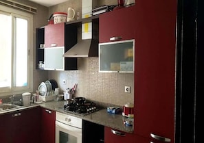 Kühlschrank, Ofen, Herdplatte, Kochgeschirr/Geschirr/Besteck