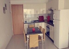Frigorifero, forno, piano cottura, pentole/stoviglie/utensili