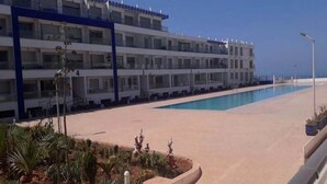 Ein Hotel mit Pool und gepflegtem Garten.