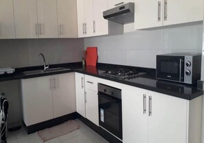 Mikrowelle, Ofen, Herdplatte, Kochgeschirr/Geschirr/Besteck