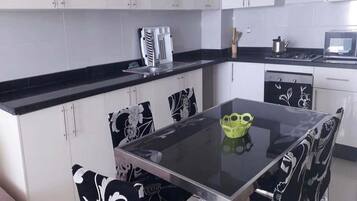 Jääkaappi, mikroaaltouuni, uuni, liesi