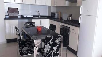 Een koelkast, een magnetron, een oven, een kookplaat