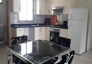 Fridge, oven, stovetop, cookware/dishes/utensils