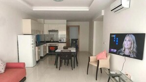 Ein modernes Apartment mit Küche, Essbereich und Wohnzimmer.