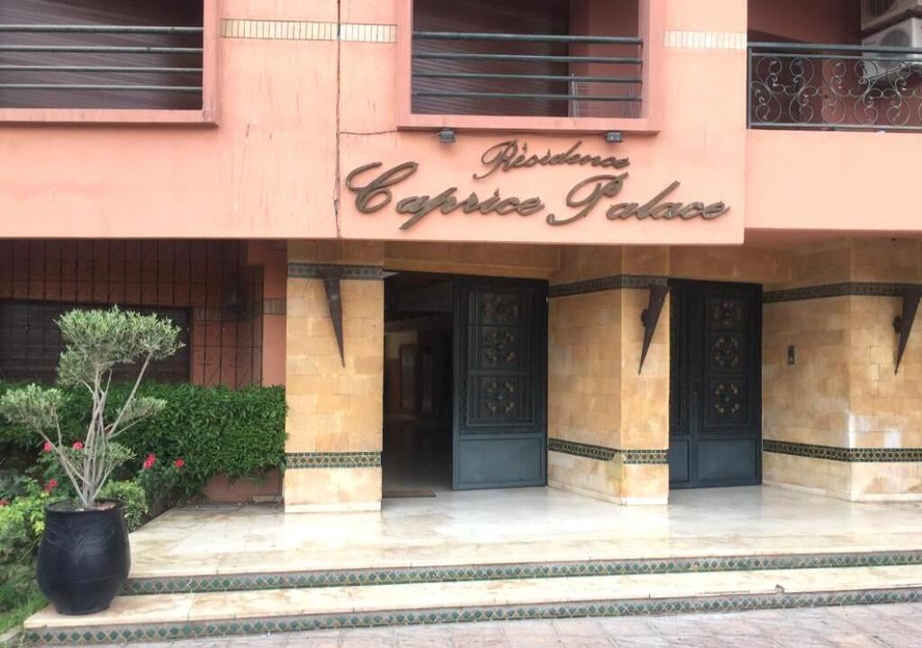 A building with a sign reading "Residencia Caprice Palace".
