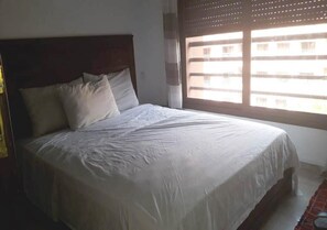 2 bedrooms, internet, bed sheets
