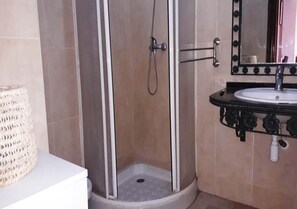 Douche, bidet, serviettes fournies