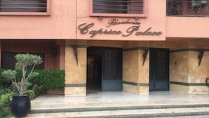 Ein Gebäude mit einem Schild, auf dem 'Residencia Caprice Palace' steht.