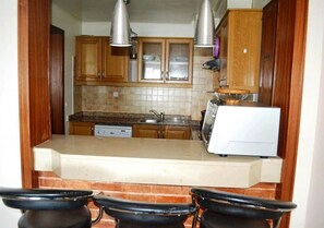 Refrigerador, horno, parrilla de estufa y utensilios de cocina 