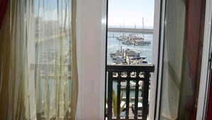 Un balcon donnant sur une marina.