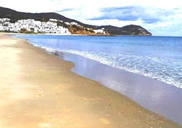 Una spiaggia nelle vicinanze