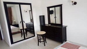 A bedroom with a bed, a dresser, a mirror, and a stool. - Residence Kabila Vista 4941 (Mdiq)