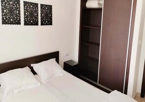 2 bedrooms, bed sheets