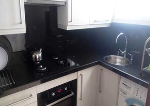 Réfrigérateur, four, plaque de cuisson