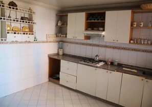 Frigorífic, placa de cuina i utensilis de cuina, vaixella i coberteria 