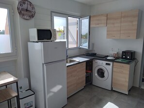 Kjøleskap, mikrobølgeovn, ovn og kokeplater