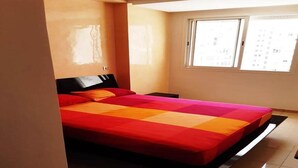 Une chambre à coucher avec un lit, une fenêtre et une porte.