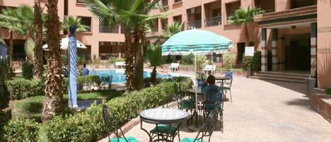 屋外ダイニングエリア