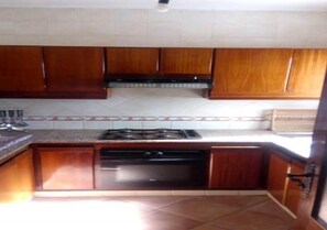 Réfrigérateur, four, plaque de cuisson