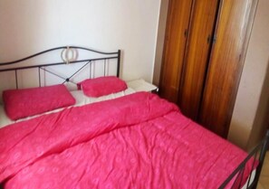 2 bedrooms, bed sheets