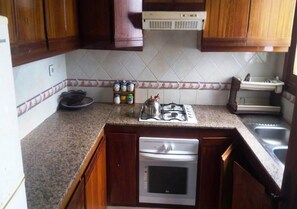Refrigerador, horno, parrilla de estufa y utensilios de cocina 