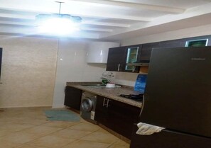 Kühlschrank, Herdplatte, Kochgeschirr/Geschirr/Besteck