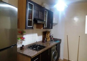 Kühlschrank, Herdplatte, Kochgeschirr/Geschirr/Besteck