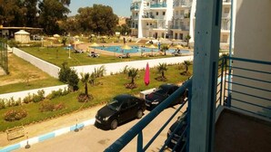 Un hôtel doté d’une piscine, de plusieurs balcons et d’un parking.