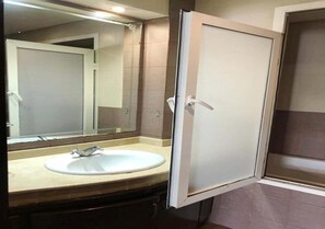 Bathtub, bidet