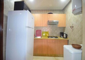 Réfrigérateur, micro-ondes, plaque de cuisson, cafetière/bouilloire