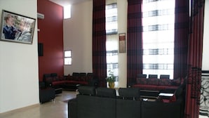 Una sala moderna con un sofá modular, una mesita y una planta en maceta.