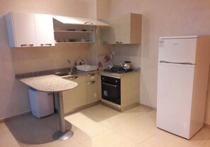 Refrigerador, horno, placa de cocina, utensilios de cocina