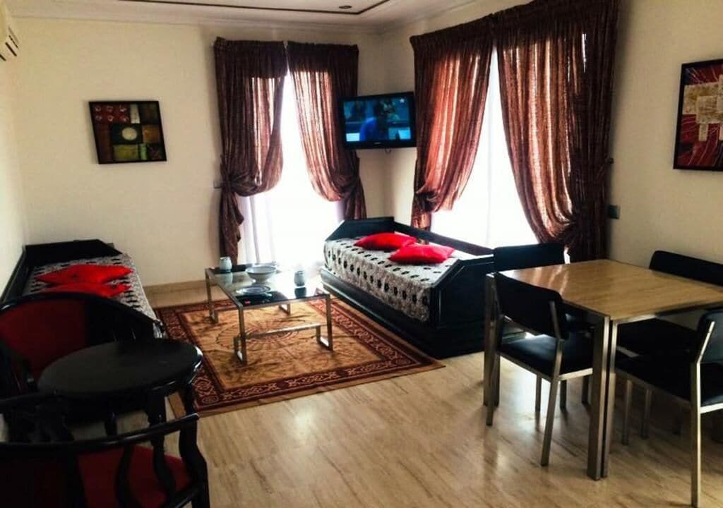 Un salon avec un canapé, une table à manger et un téléviseur.