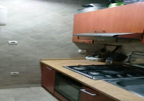 Kühlschrank, Ofen, Herdplatte, Kochgeschirr/Geschirr/Besteck