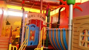Un área de juegos colorida con un letrero que dice 'Well Come'.