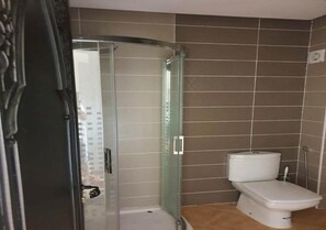 Douche, bidet, serviettes fournies