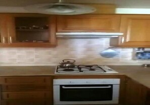 Refrigerador, horno, parrilla de estufa y utensilios de cocina 