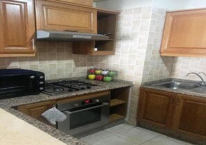 Fridge, oven, stovetop, dishwasher