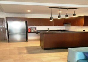 Kühlschrank, Ofen, Herdplatte, Kochgeschirr/Geschirr/Besteck