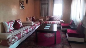 A living room with a sofa set, a coffee table, and a patterned rug. - Residence Atlas Marrakech 5238 (Marrakech)