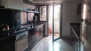 A modern kitchen with stainless steel appliances, a gas stove, and a built-in oven. - Residence Atlas Marrakech 5238 (Marrakech)
