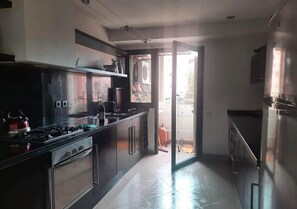 Kühlschrank, Ofen, Herdplatte, Kochgeschirr/Geschirr/Besteck