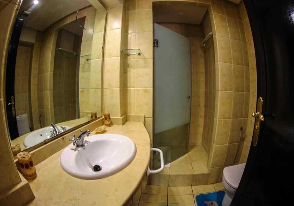 Ein Badezimmer mit Waschbecken, Spiegel und Dusche.