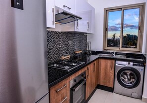 Refrigerador, horno, placa de cocina, utensilios de cocina