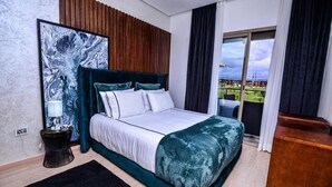 A modern hotel room with a large bed, a view of the city, and a balcony. - Residence Marrakech Prestigia Golf City 5244 (Marrakech)