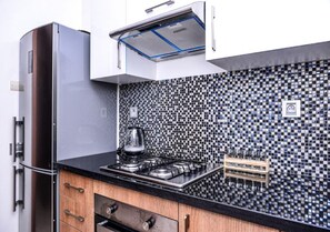 Refrigerador, horno, placa de cocina, utensilios de cocina