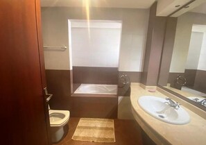 Bathtub, bidet