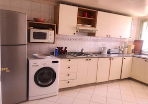 Kühlschrank, Mikrowelle, Herdplatte, Wasserkocher mit Kaffee-/Teezubehör