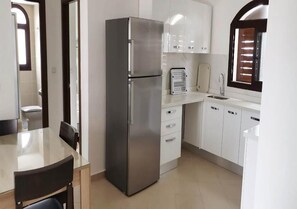 Fridge, stovetop
